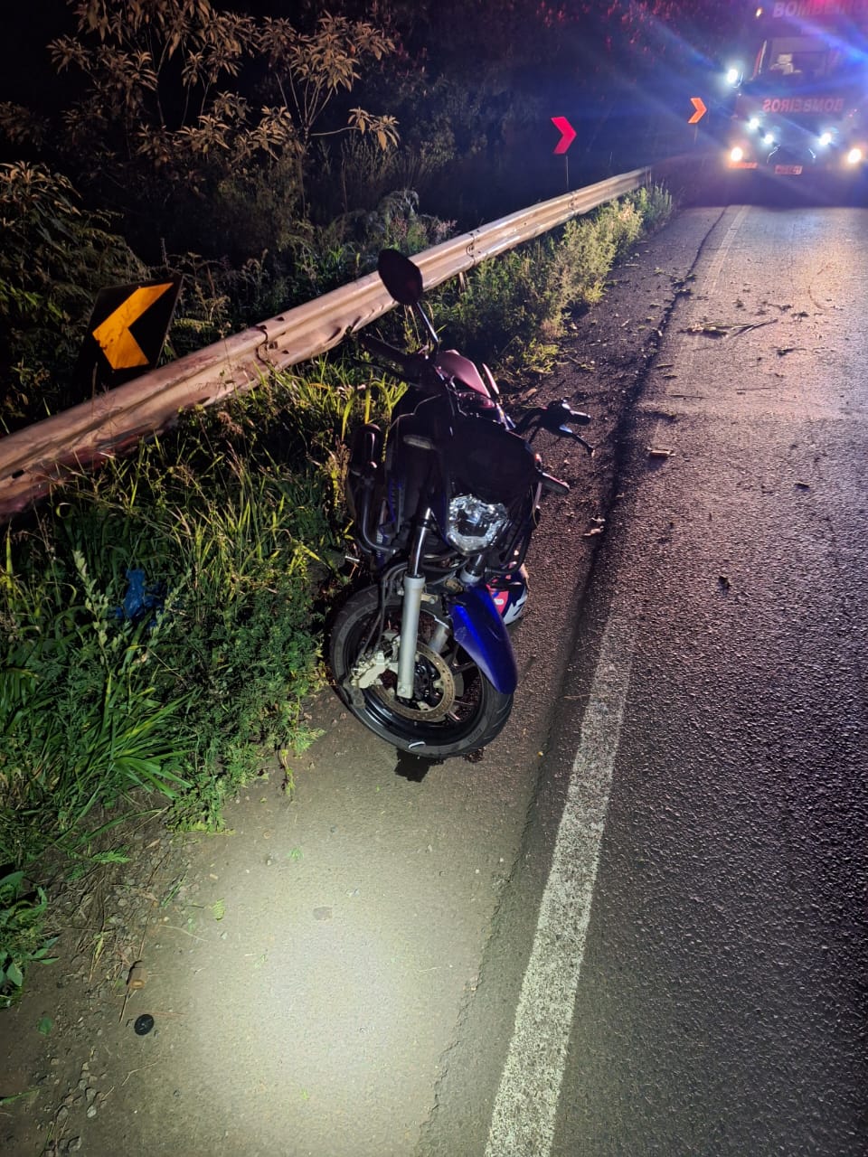Acidente em Abelardo Luz Deixa Duas Mulheres Feridas: Motocicleta Colide com Defesa Metálica