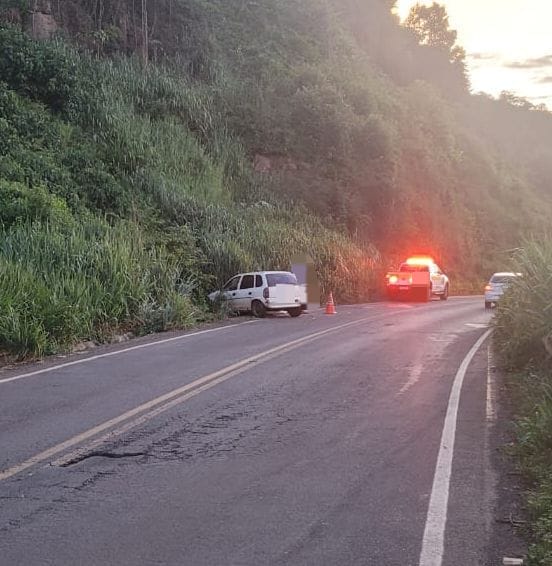 Condutor Perde o Controle e Colide com Barranco em Águas de Chapecó; Veículo é Recolhido por Irregularidades
