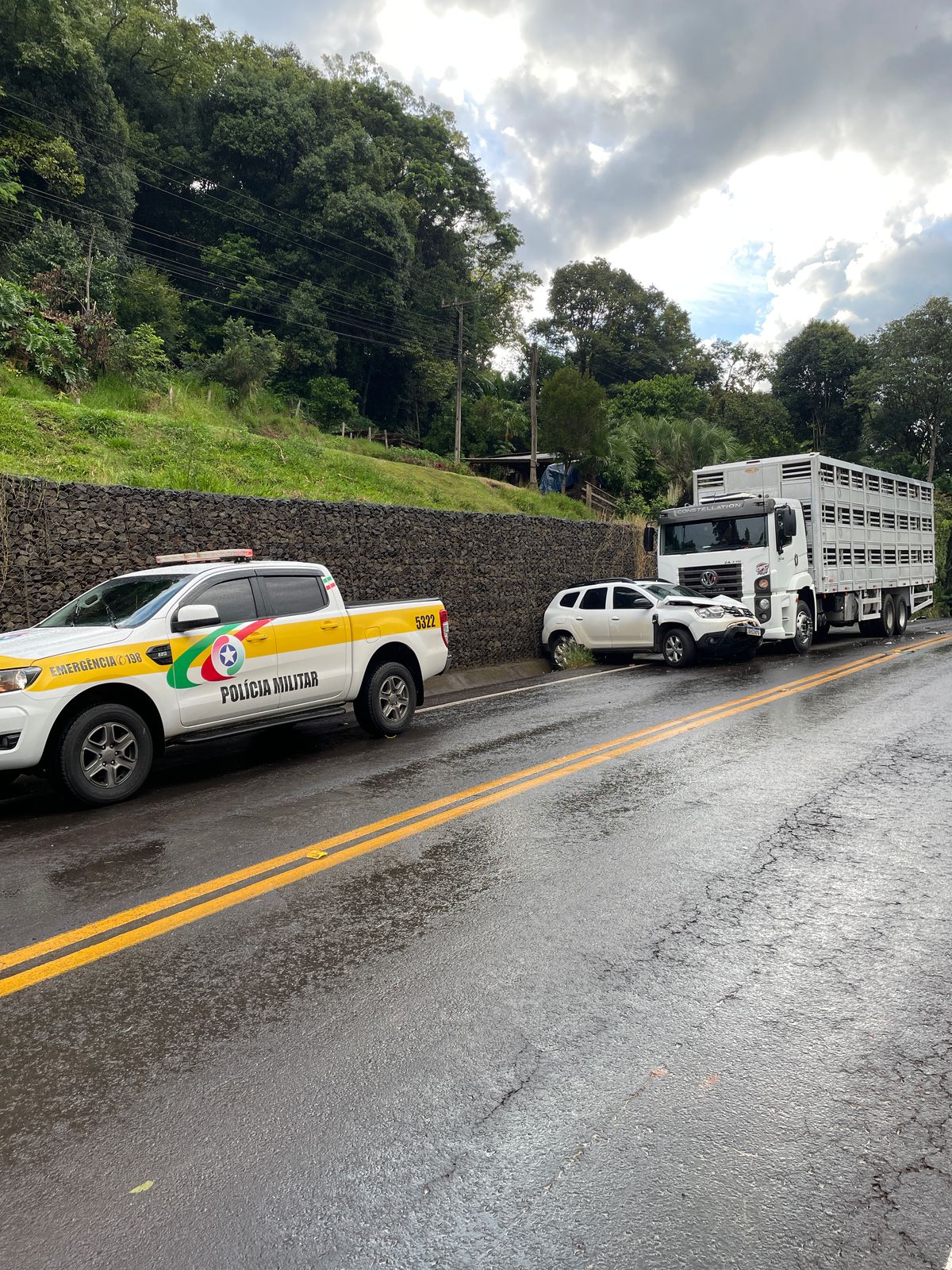 Imprudência na SC157: Colisão Entre Carreta e Renault Deixa Danos Materiais em Cordilheira Alta