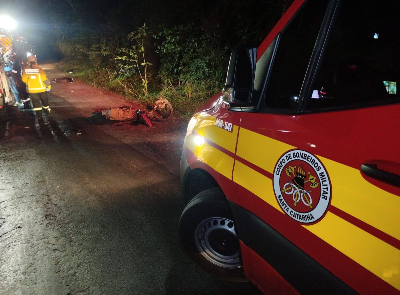 Acidente na BR-282 em Iraceminha deixa motociclista morto após colisão com carro