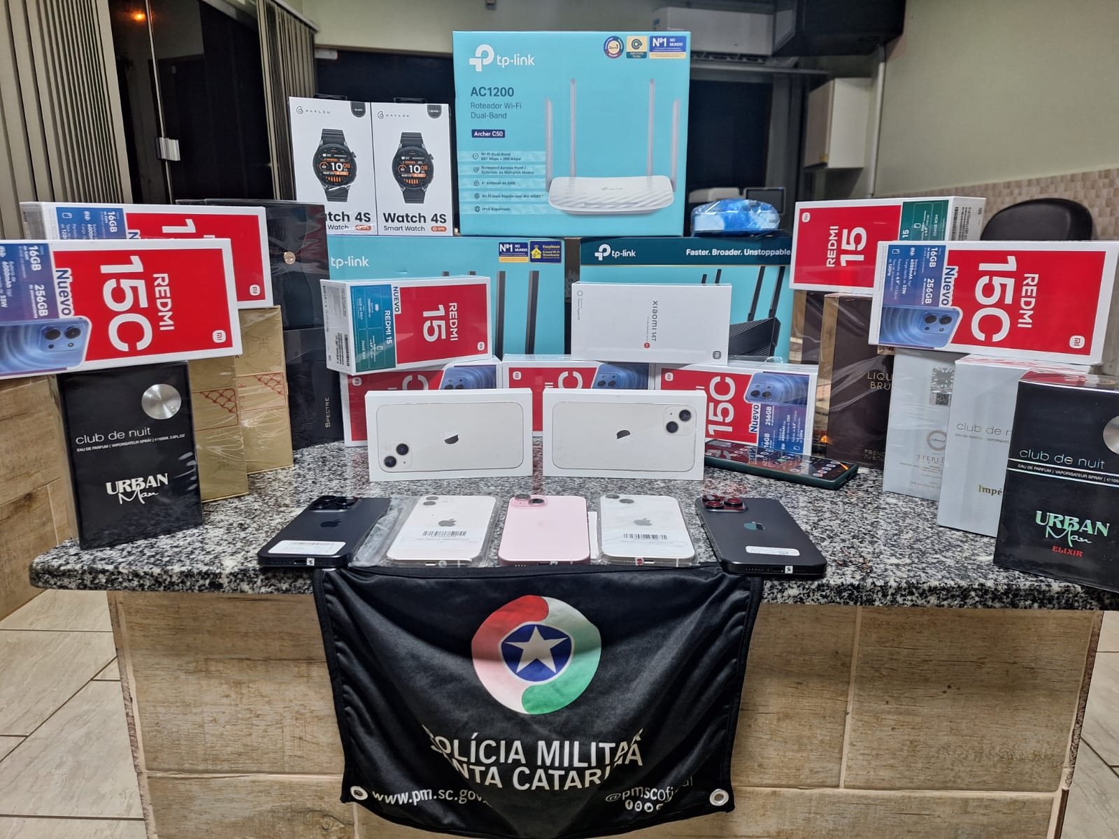 PMRv apreende R$ 25 mil em eletrônicos sem nota fiscal em ônibus interestadual na SC-155