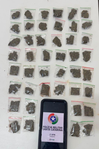 Dois adolescentes são apreendidos por tráfico de drogas em frente a colégio no bairro Bom Pastor, Chapecó