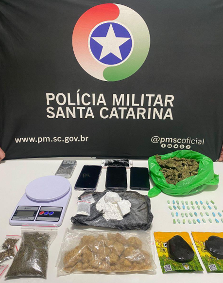 Operação da PM em Chapecó prende foragido por homicídio e apreende grande quantidade de drogas
