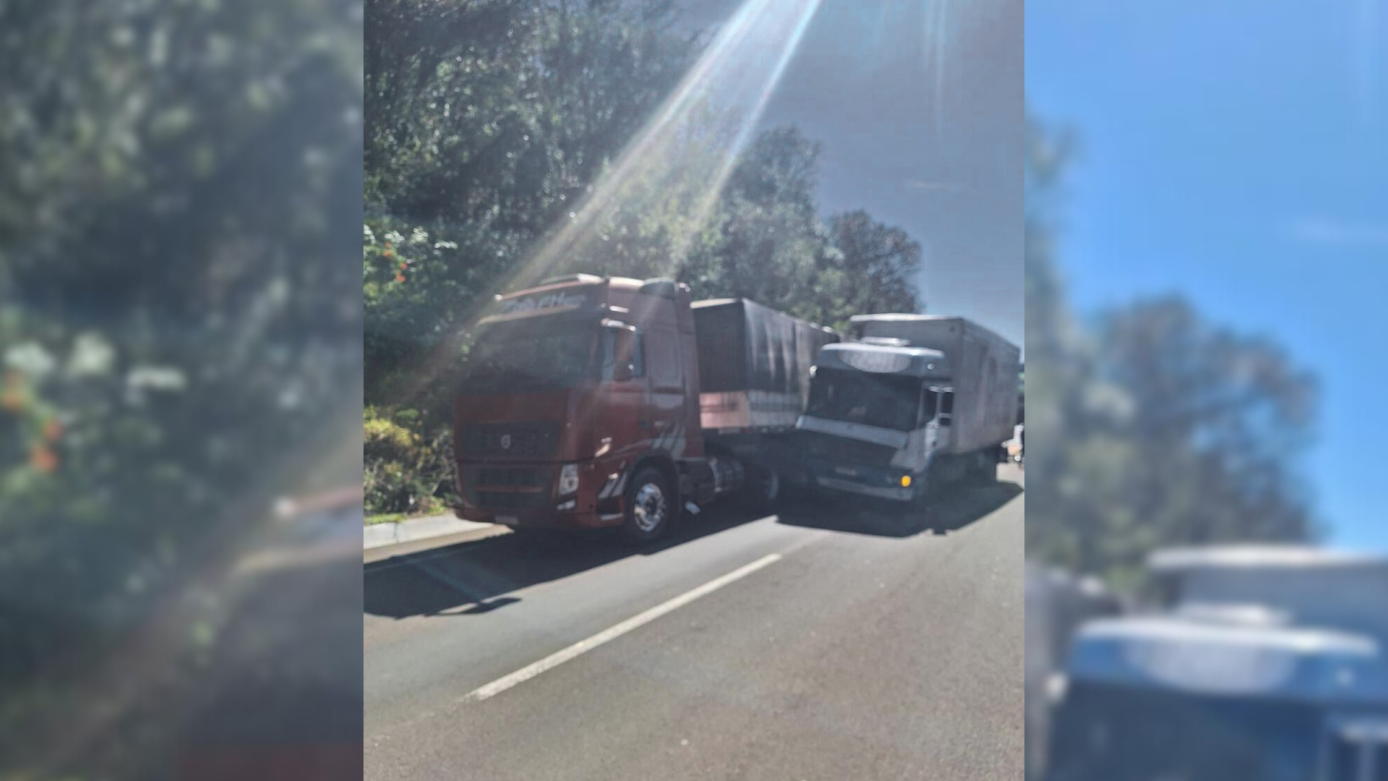 Acidente entre caminhões interdita SC-157 em Formosa do Sul; motoristas saem ilesos