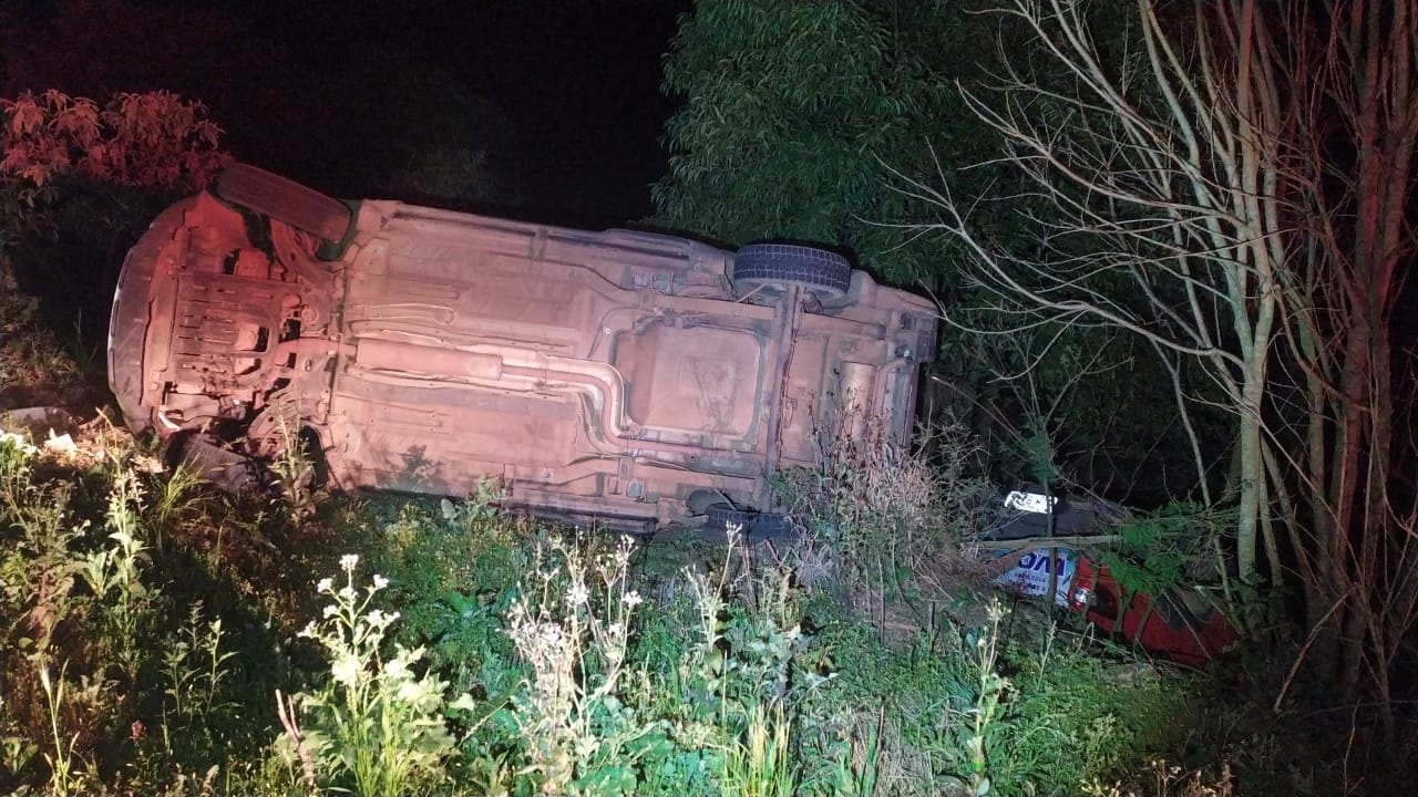 Duas pessoas ficam feridas em colisão seguida de capotamento na SC-163, em Descanso