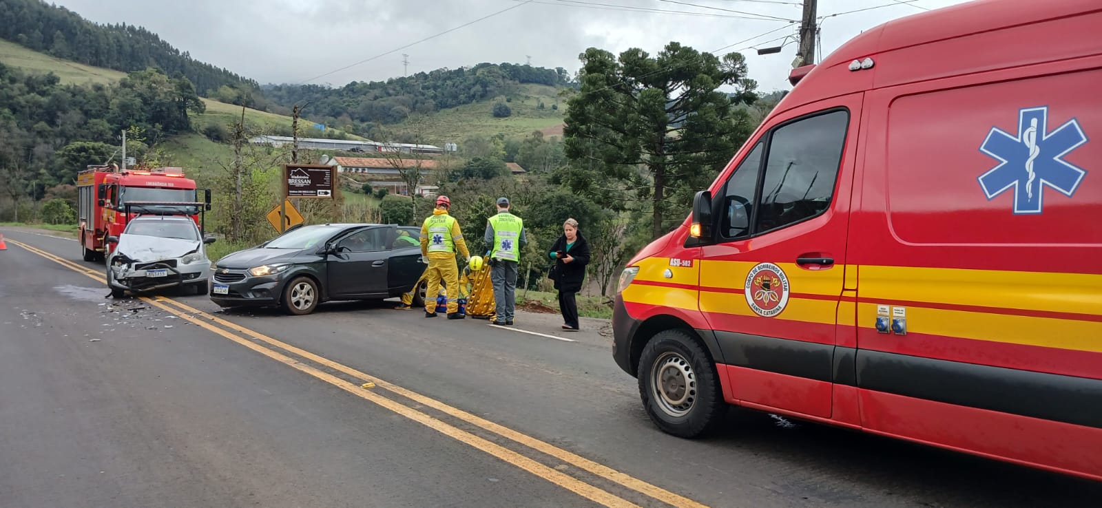 Condutor ferido é resgatado pelos Bombeiros após colisão na SC-283, em Planalto Alegre