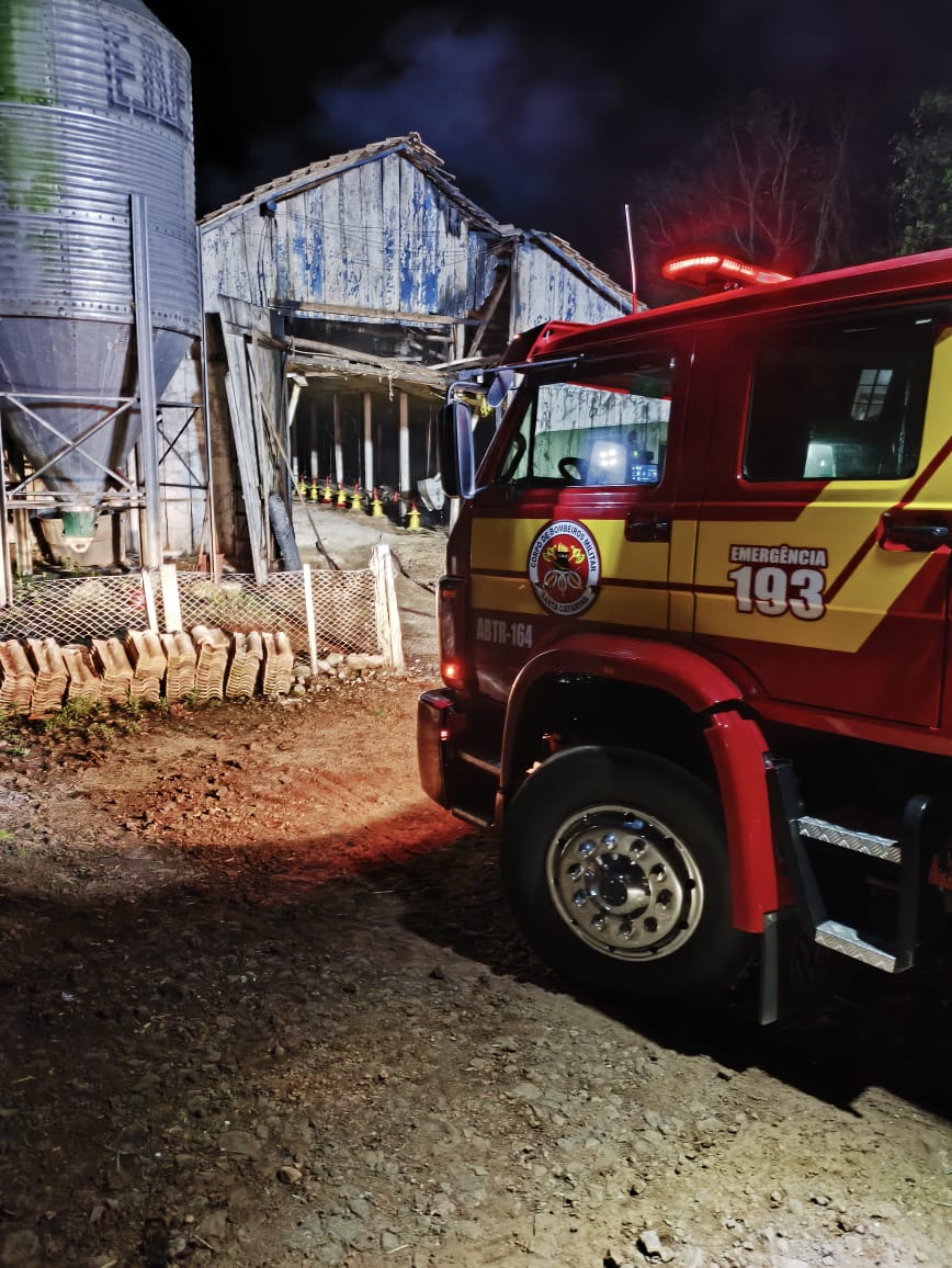 Incêndio consome aviário em preparação para alojamento de aves em Serra Alta