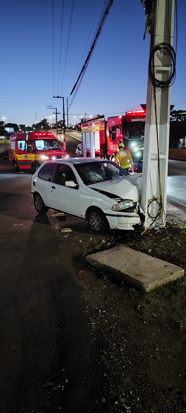 Colisão frontal contra poste deixa três feridos na Avenida Senador Atílio Fontana em Chapecó