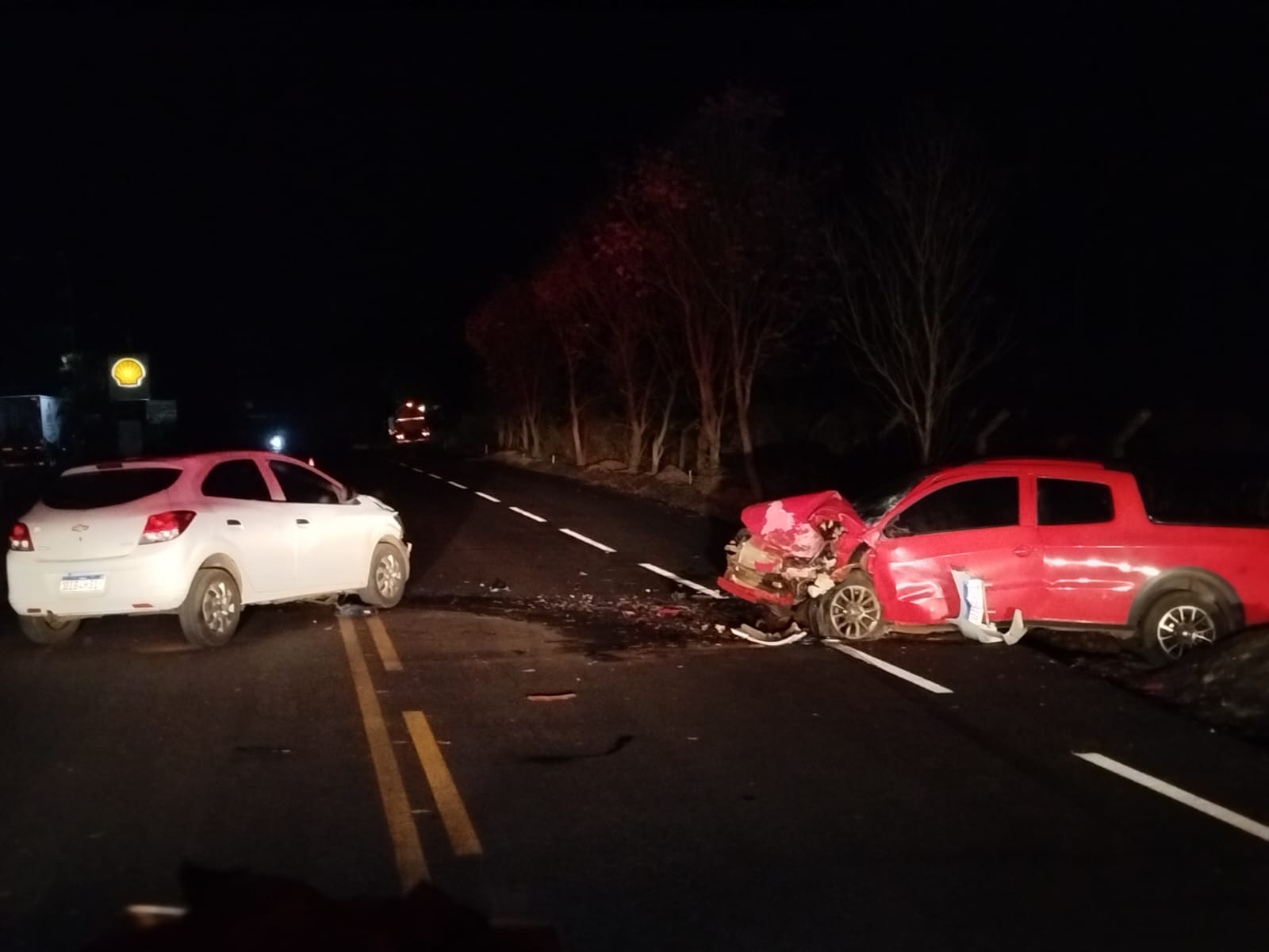 Colisão frontal entre Saveiro e Onix deixa três pessoas atendidas na SC-283 em São Carlos