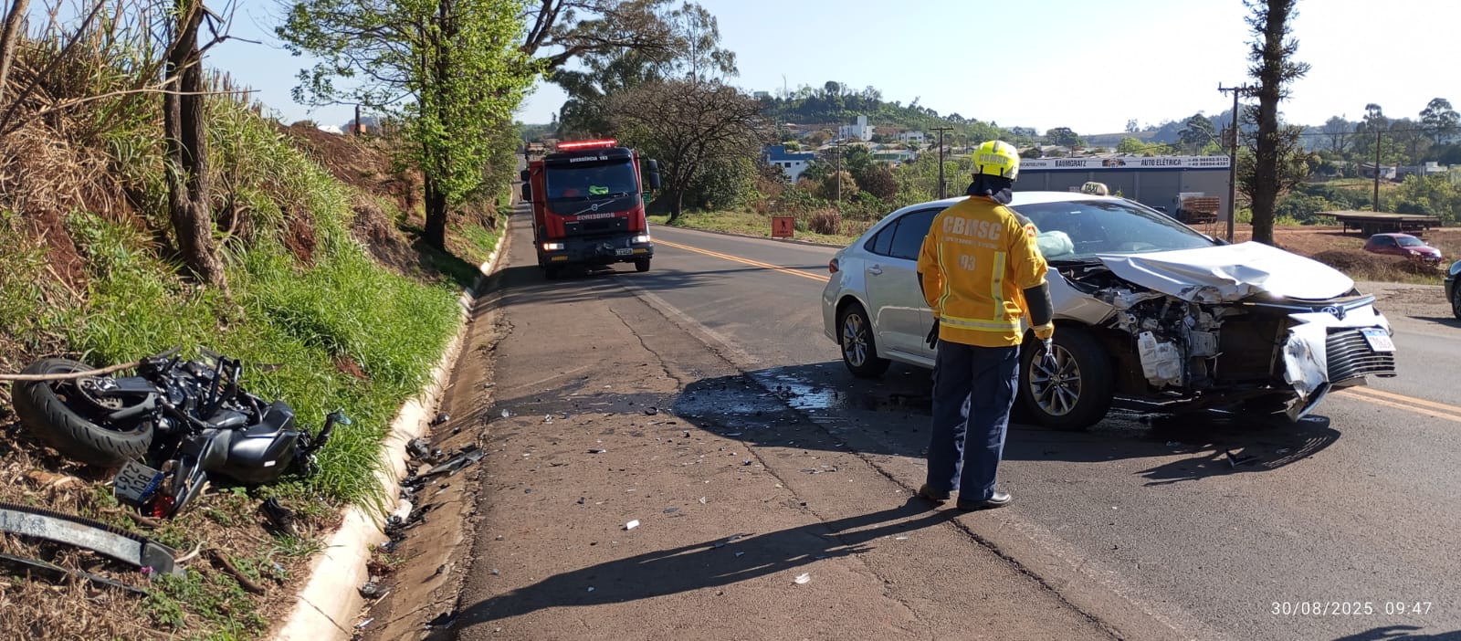 Colisão frontal entre carro e moto deixa motociclista gravemente ferido na BR-282 em Pinhalzinho