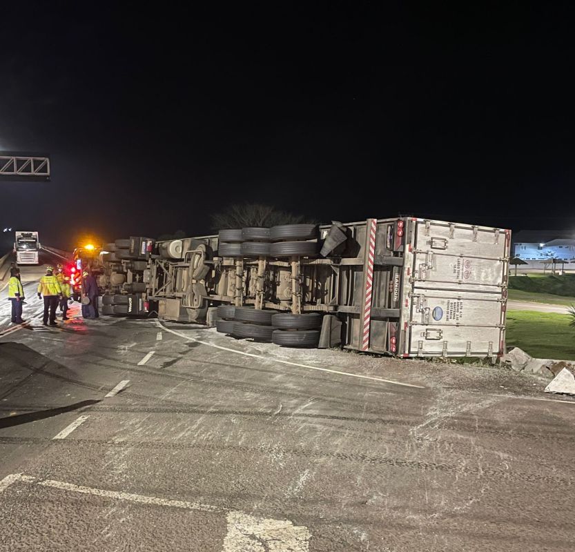 Caminhão carregado de ração tomba na SC-480 em Chapecó após motorista perder controle