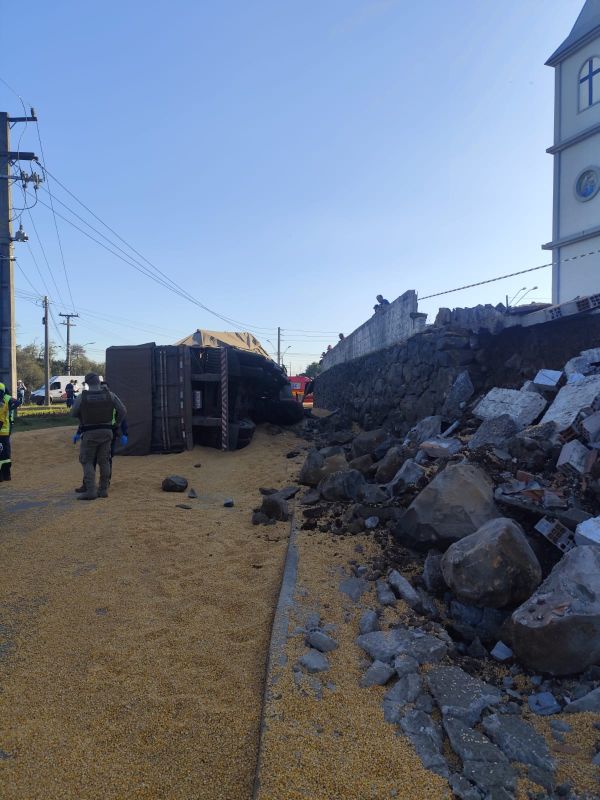 Caminhão tomba em rotatória da SC-355 em Videira e deixa motorista em crise psicológica