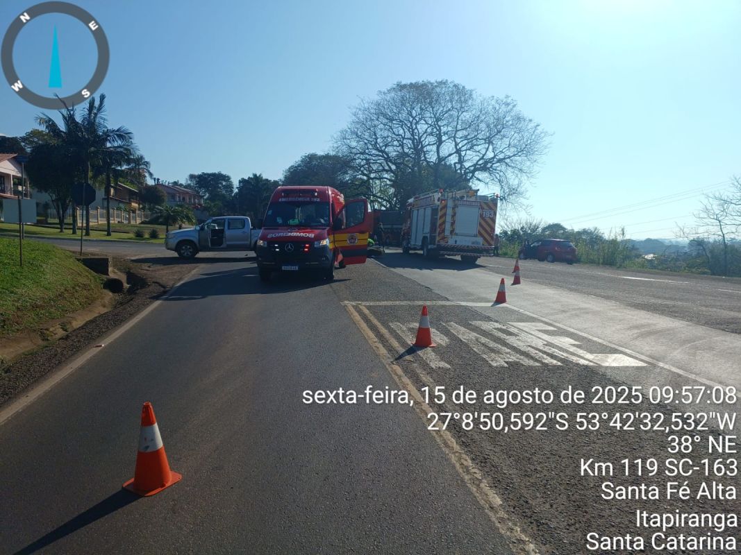 Colisão entre caminhonete e moto deixa jovem de 19 anos ferida na SC-163, em Itapiranga