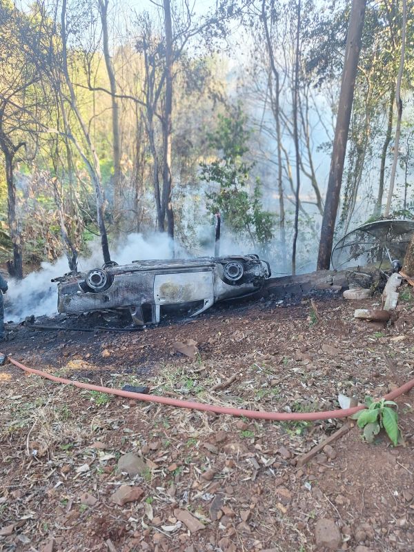 Acidente em São José do Cedro deixa idoso e mulher feridos e carro em chamas