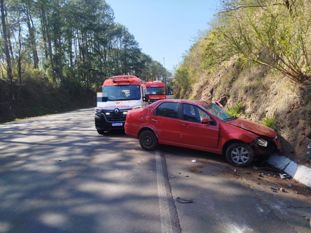 Colisão entre Fiat Siena e caminhão na BR-282 em Maravilha deixa idoso ferido