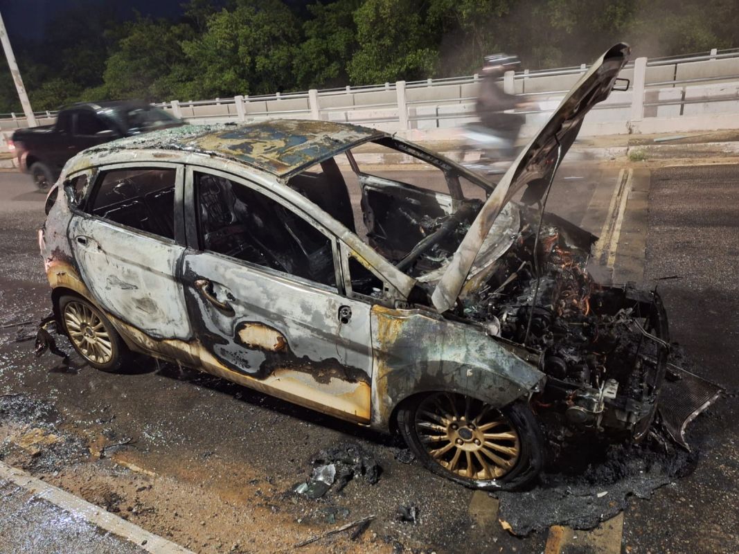 Incêndio consome veículo na SC-401 em Florianópolis; condutor desaparece após pedir ajuda