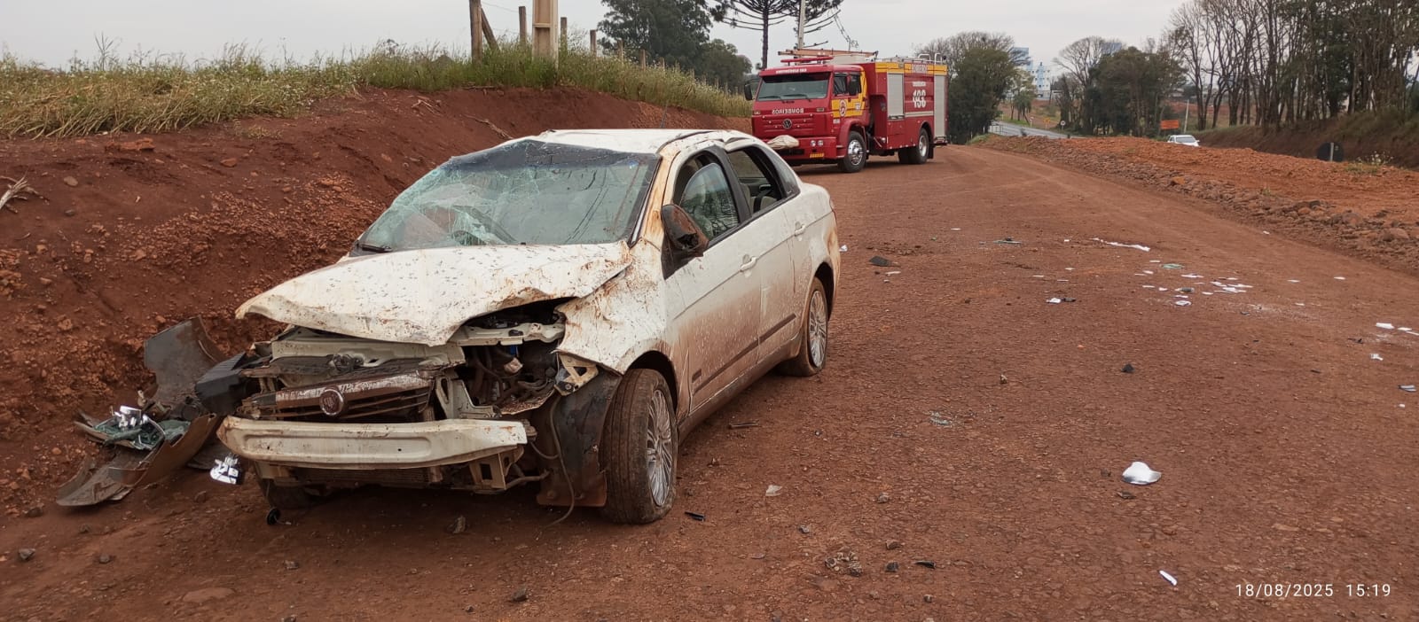 Acidente na BR-282 em Pinhalzinho deixa três feridos após capotamento