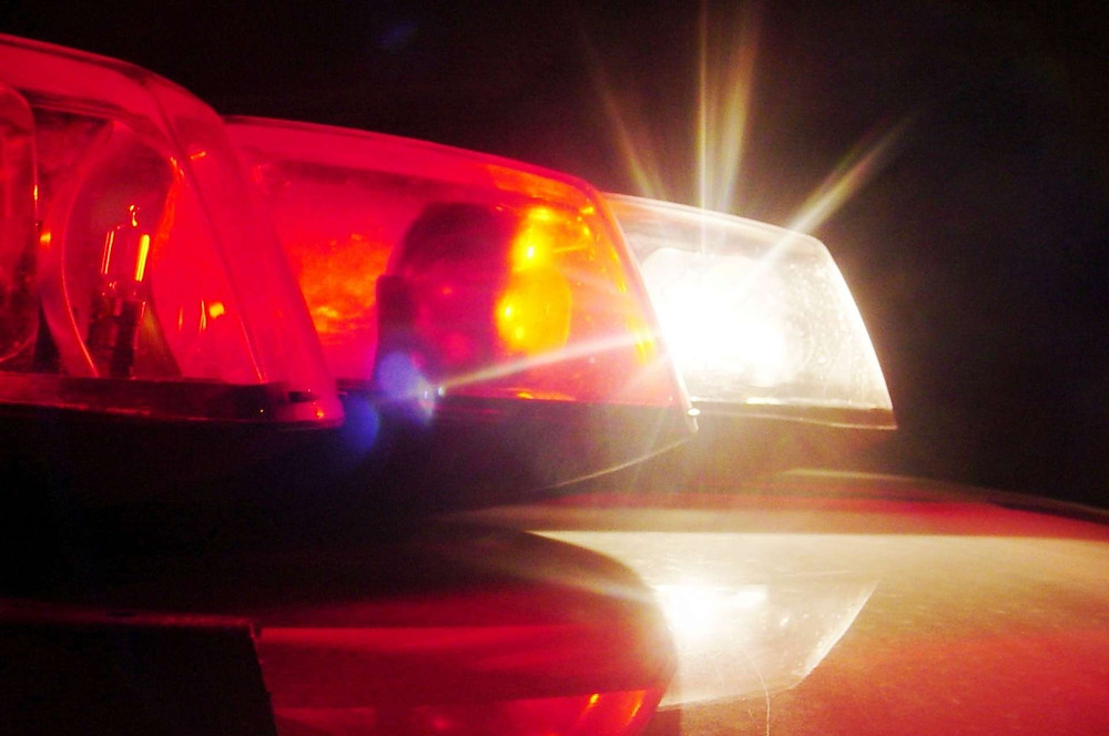 Colisão entre carro e moto deixa condutor com lesões na perna em Modelo