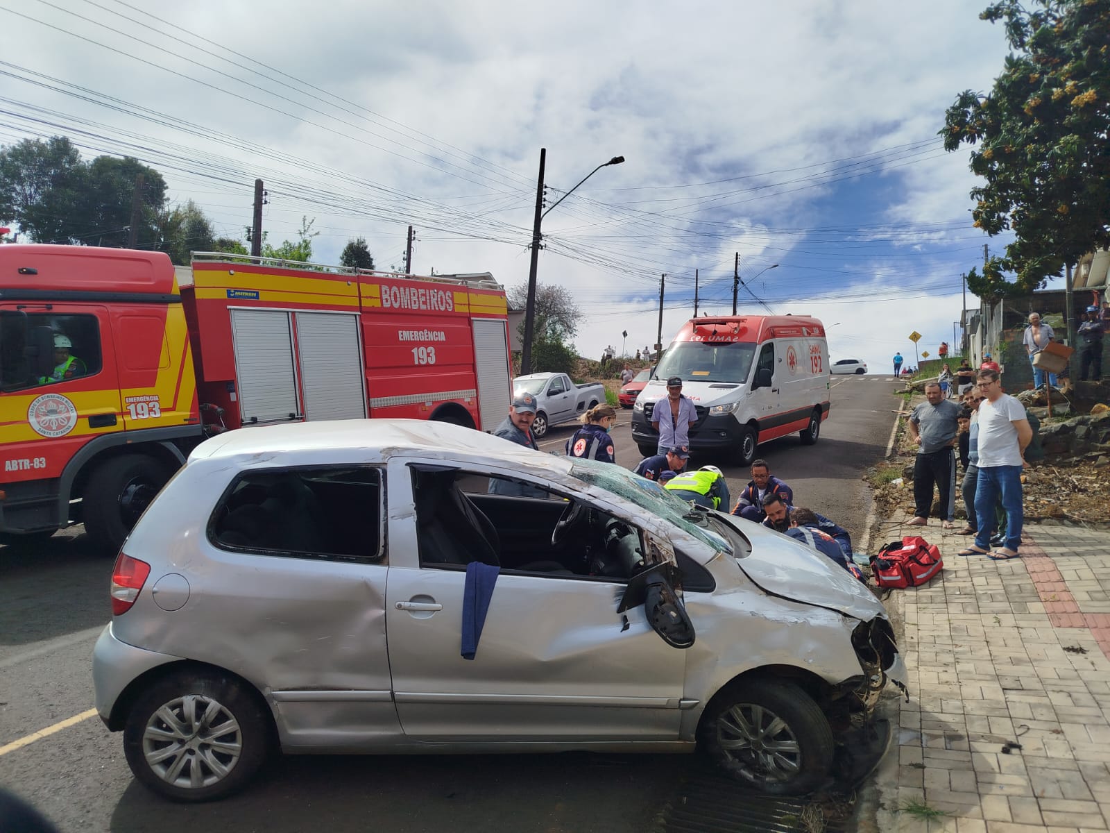 Motorista é ejetado em capotamento na Travessa Atílio Galiazzi em São Lourenço do Oeste