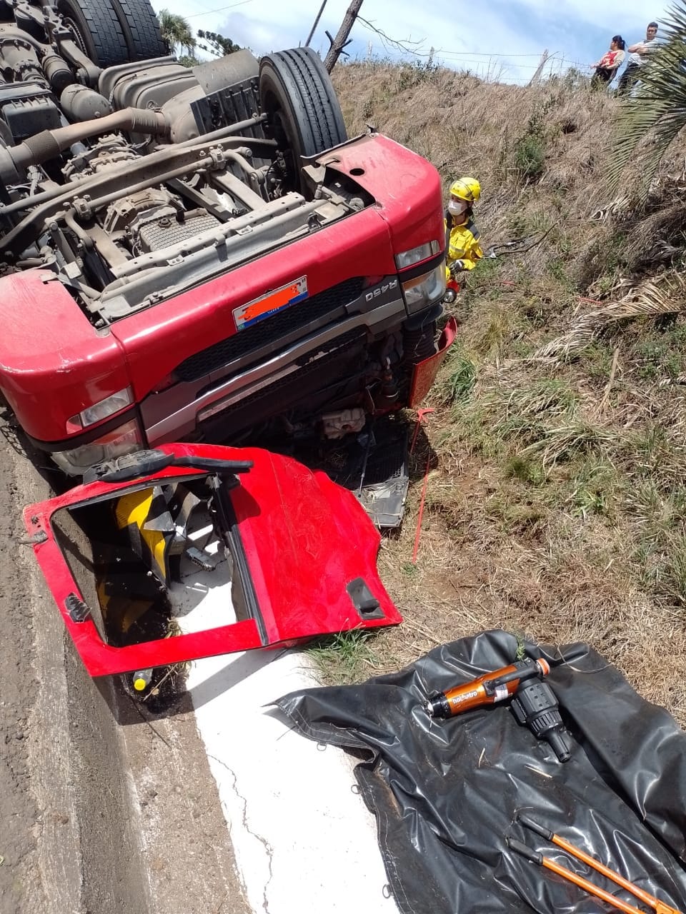 Motorista morre após caminhão tombar na BR-282, próximo a Ponte Serrada