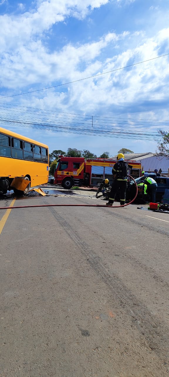 Colisão entre carro e ônibus na Efapi deixa dois feridos e causa grande vazamento de diesel em Chapecó