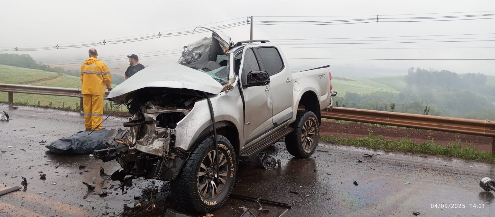 Colisão frontal entre S-10 e carreta na BR-282 em Pinhalzinho deixa uma vítima fatal
