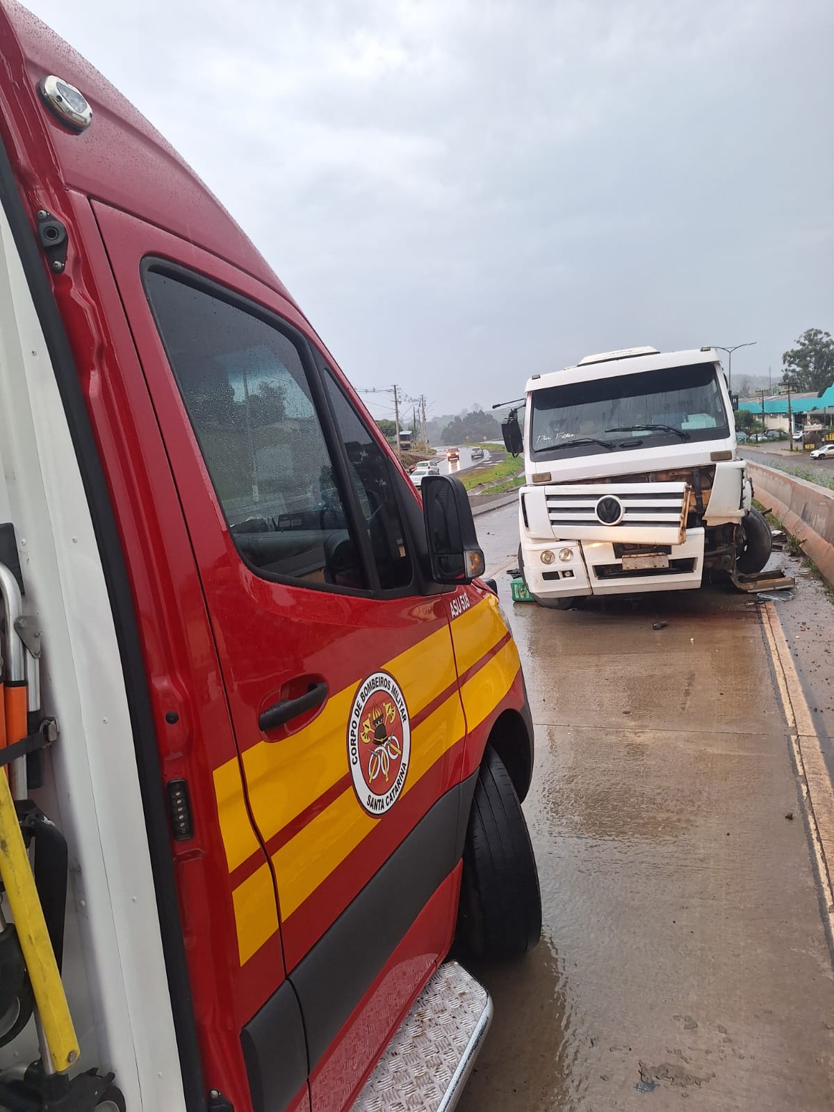 Colisão lateral entre caminhões na BR-163 em São José do Cedro não deixa feridos