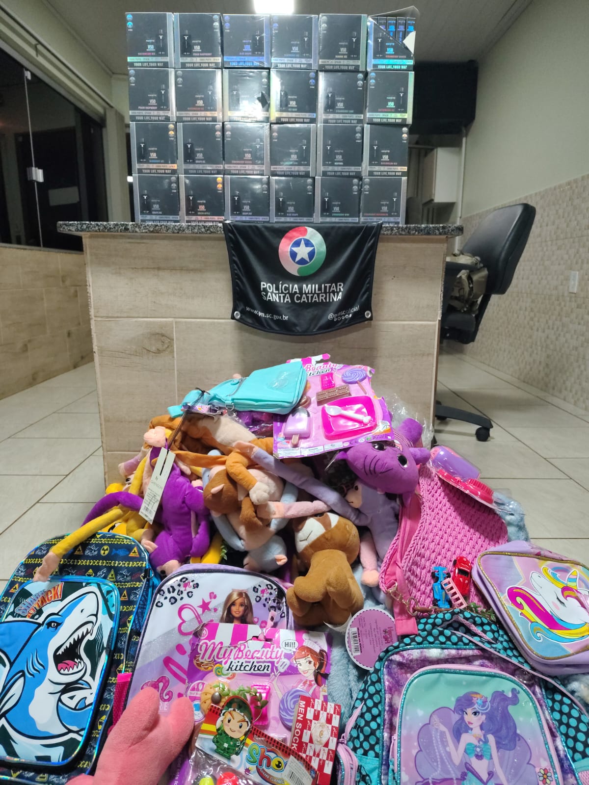 PRF apreende 120 cigarros eletrônicos e mercadorias sem nota em ônibus interestadual em Bom Jesus