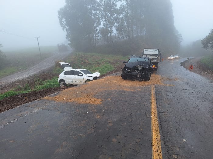 Colisão frontal na SC-283 em Arvoredo deixa três feridos e alerta para neblina
