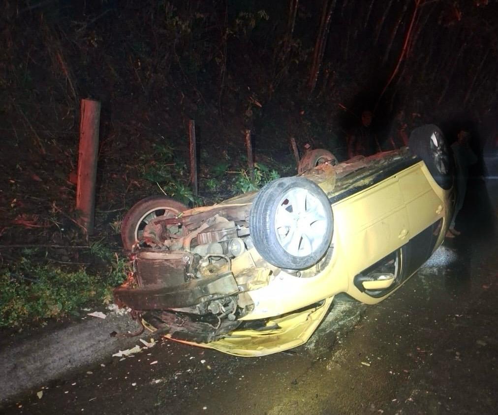 Condutora recusa teste do bafômetro após capotar Golf na SC-157 em Formosa do Sul