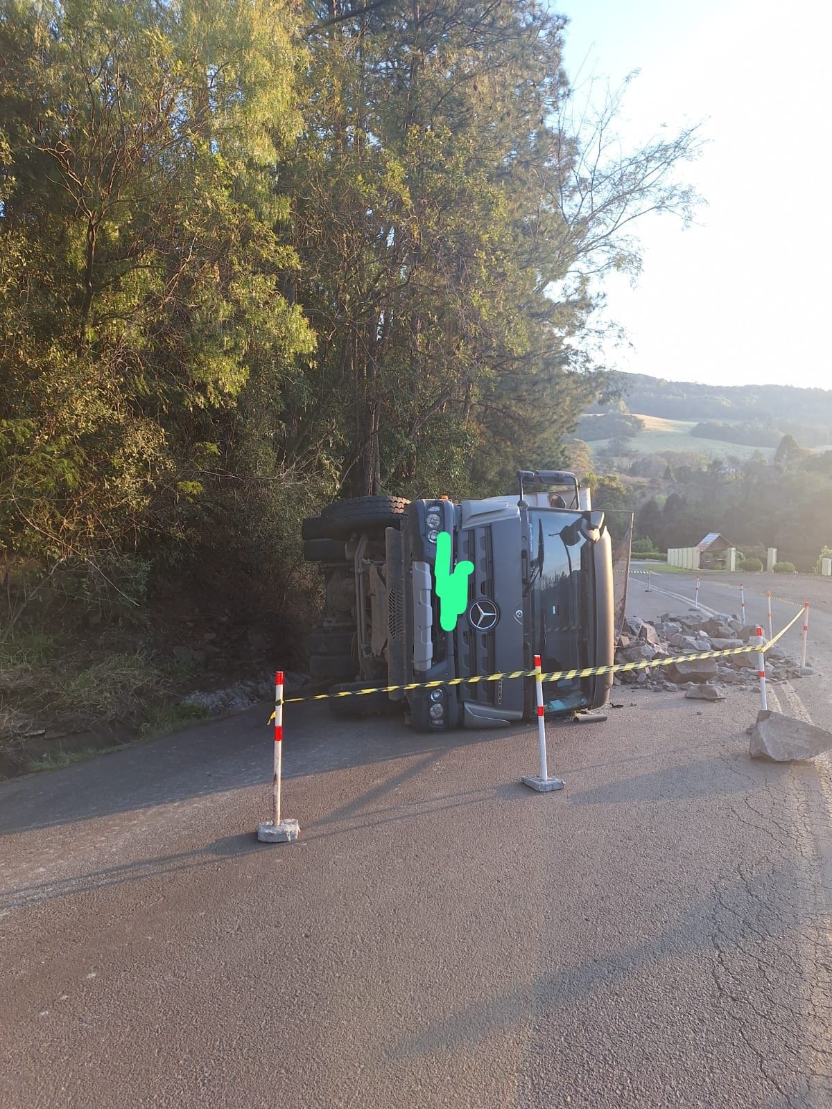 Caminhão tomba na SC-305 em São Lourenço do Oeste após possível falha mecânica