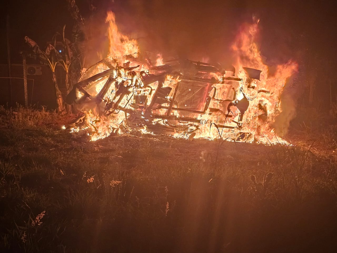 Caminhonete pega fogo após capotar na SC-161 em Flor do Sertão; três ficam feridos