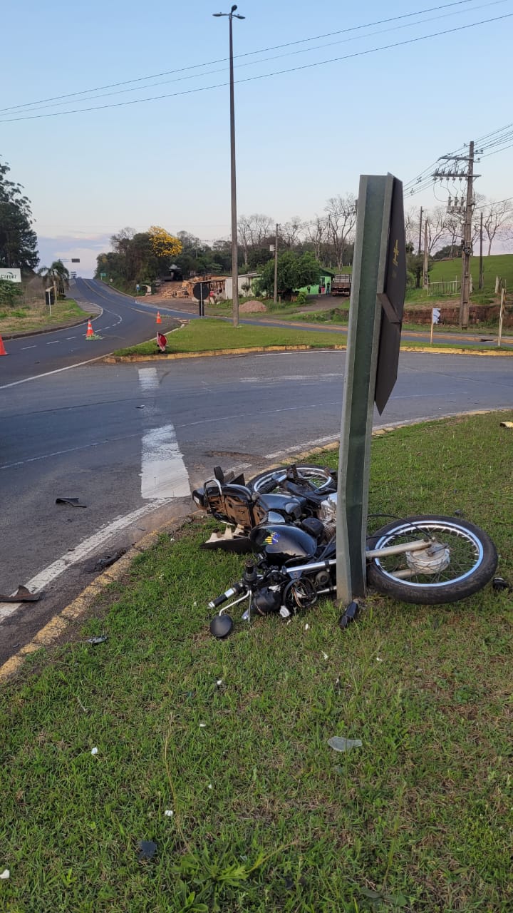 Casal sofre lesões graves em acidente de moto no trevo da SC-480 em Chapecó; condutor não era habilitado