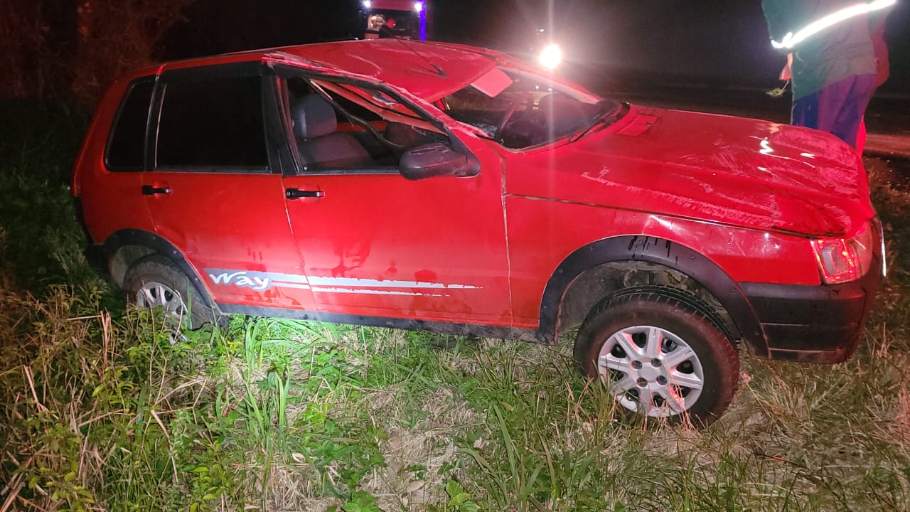 Mulher escapa ilesa após carro capotar na SC-283, próximo a frigorífico em Chapecó