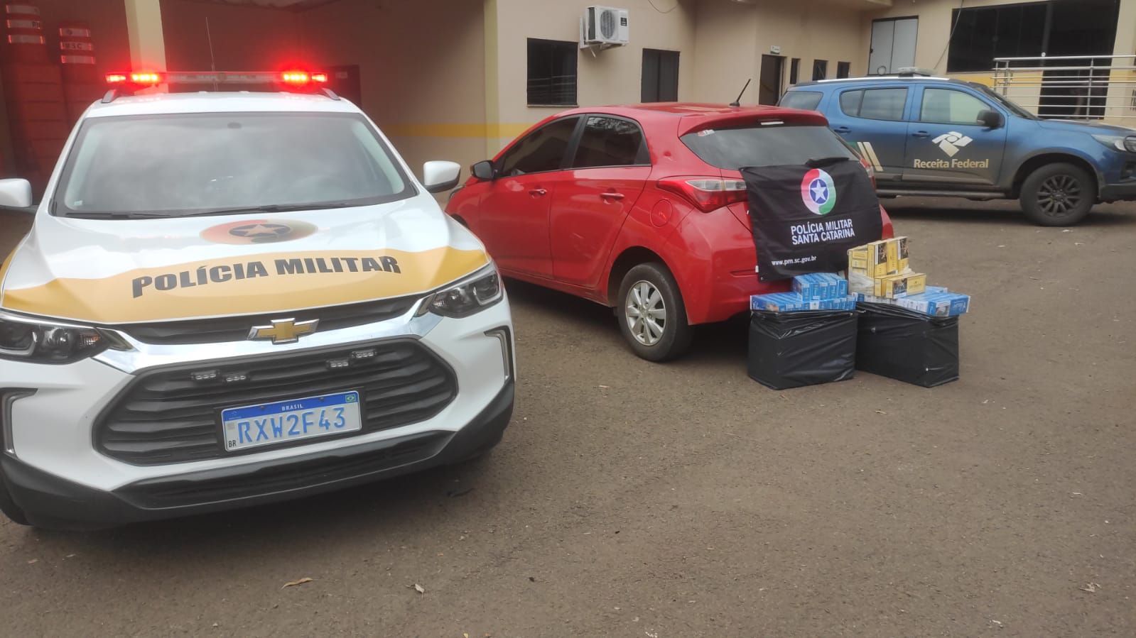 Polícia Rodoviária e Receita Federal apreendem 1,5 mil maços de cigarros contrabandeados na SC-480 em Jupiá