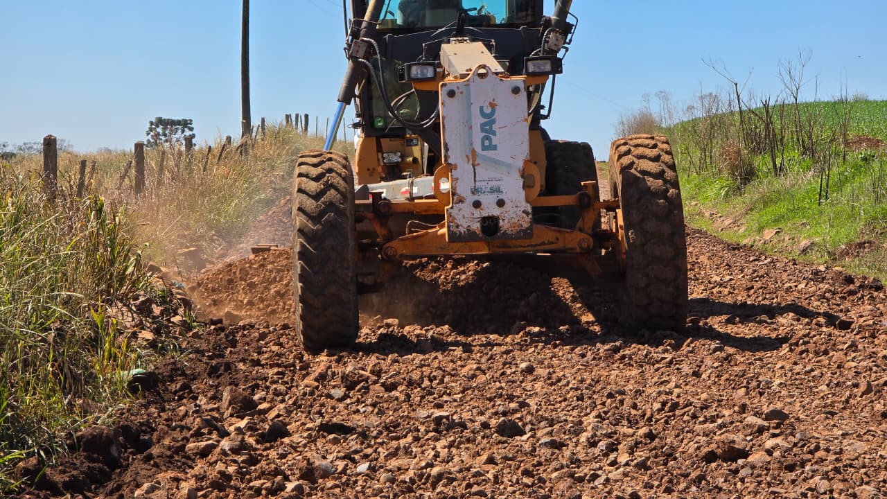 São Domingos realiza manutenção de estradas rurais na Linha Guadalupe para melhorar trafegabilidade