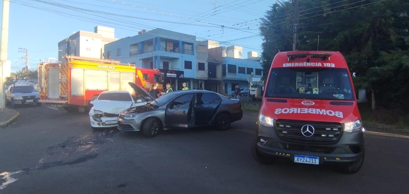 Dois motoristas ficam feridos em colisão frontal entre carros no Bairro Tonial em Xanxerê