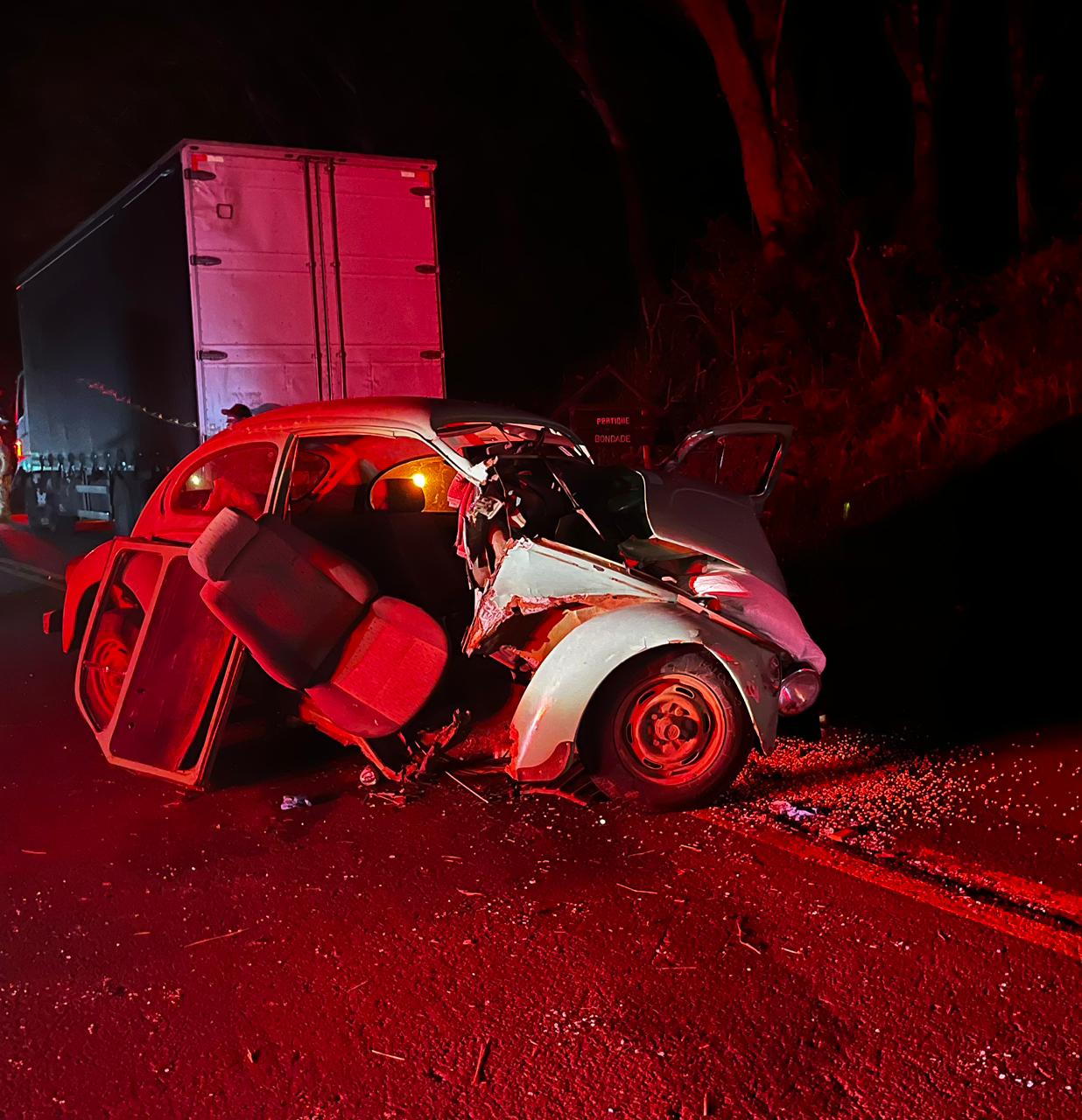 Idoso de 72 anos morre em colisão entre Fusca e caminhão na SC-305 em Anchieta