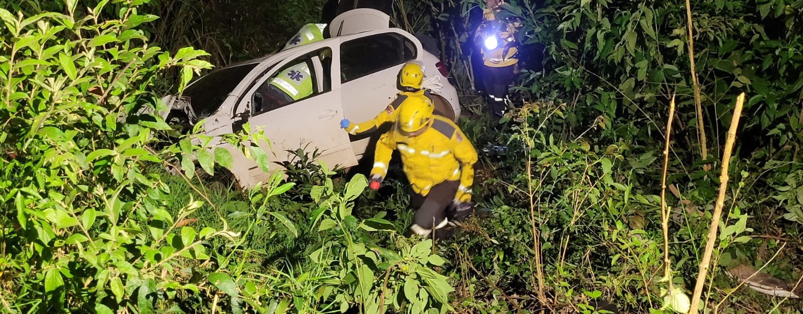 Bombeiros realizam resgate de vítima após carro cair em ribanceira de 10 metros na SC-160 em Saudades