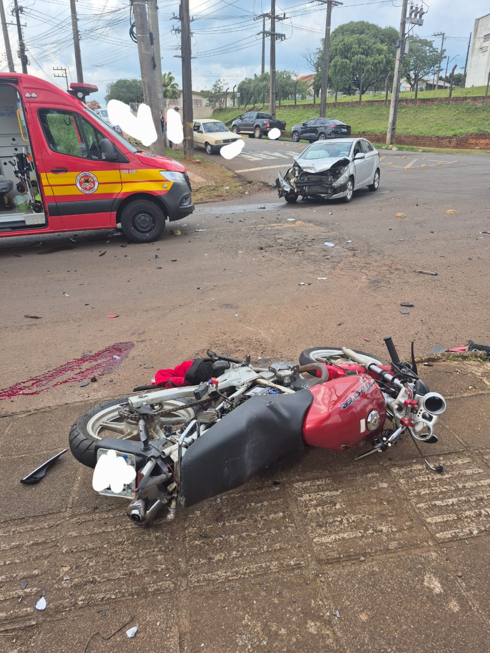 Jovem fica ferido em colisão entre moto e carro no bairro Primo Tacca, em Xanxerê