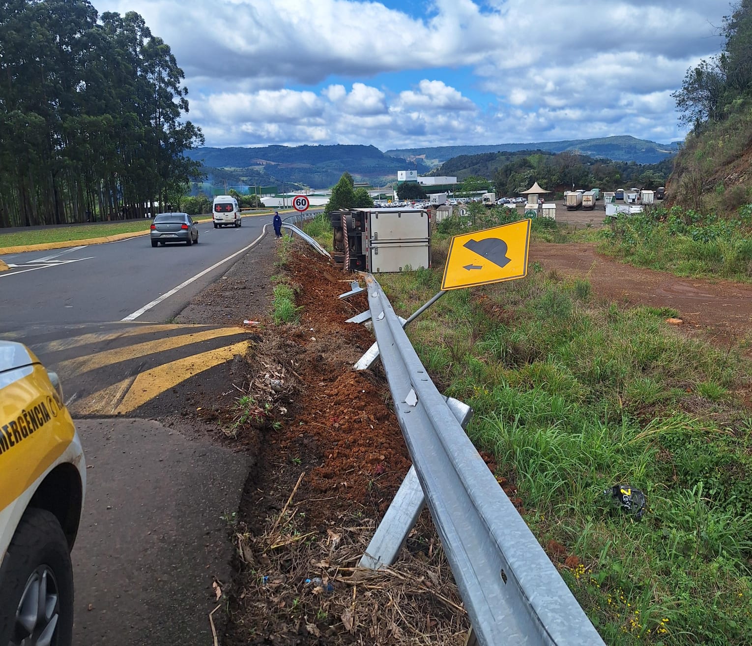 Caminhão tomba após sair da pista na SC-283, em Chapecó; PMRv aponta desatenção como causa provável