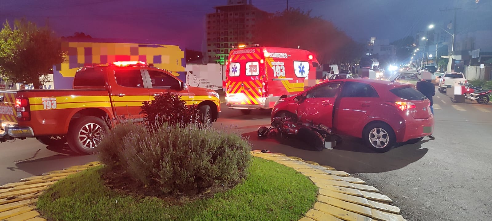 Colisão entre carro e moto deixa dois feridos no centro de Maravilha