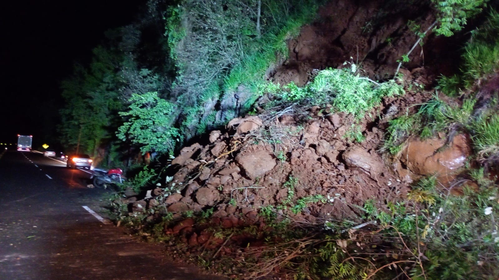 Deslizamento de terra e pedras na BR-282 atinge motoqueiro e interditada pista em Nova Itaberaba