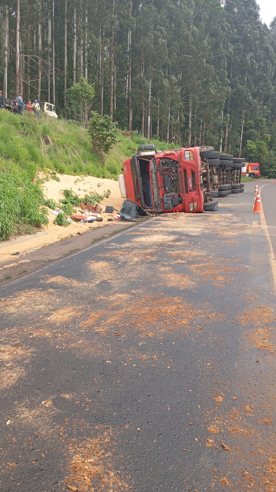 Caminhão trator com dois semirreboques tomba na serra da SC-155 em Ouro Verde e deixa dois feridos