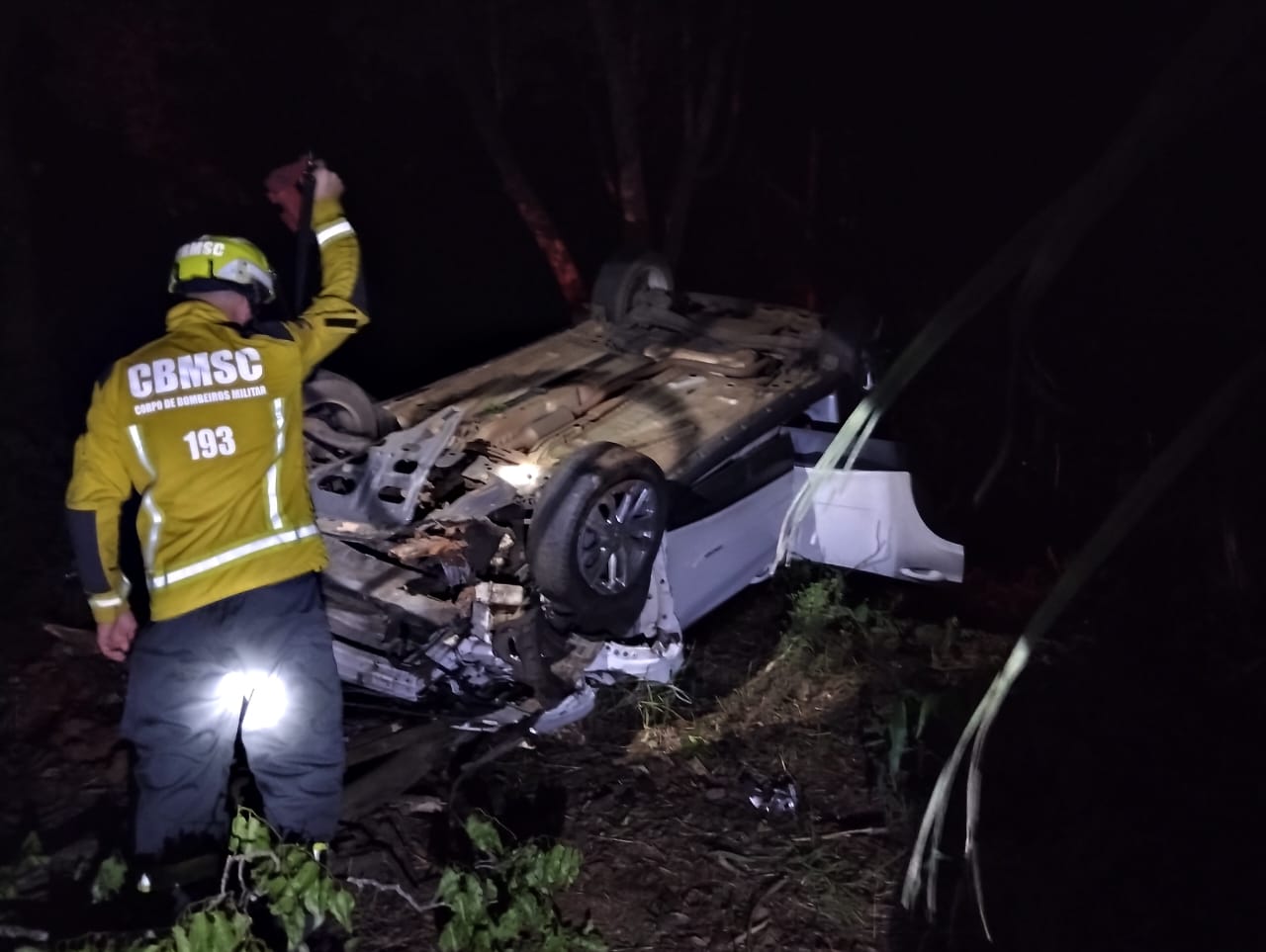 Motorista sofre ferimentos após carro capotar na SC-283 em Águas de Chapecó