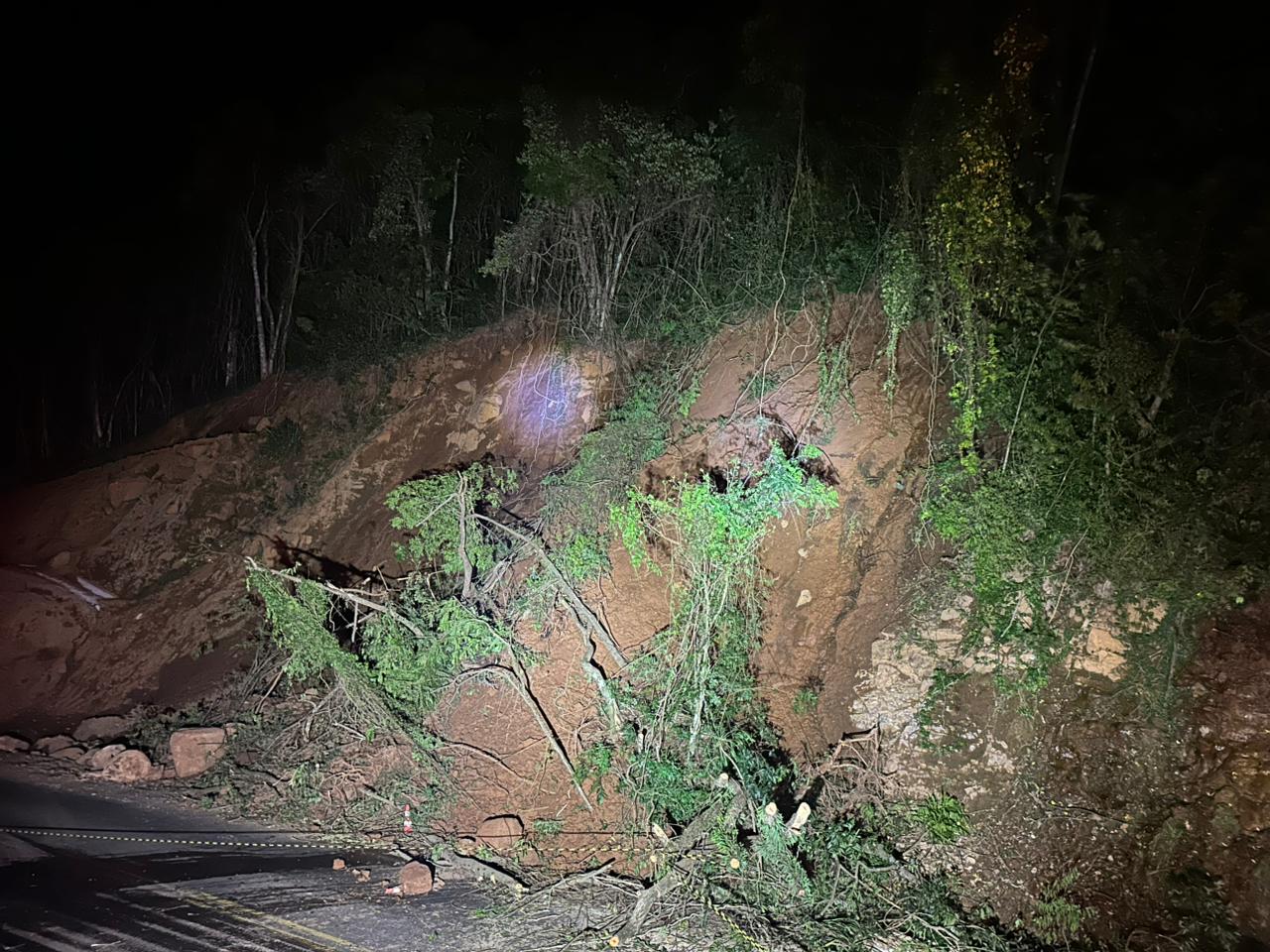 Deslizamento de terra interdita SC-155 entre Xanxerê e Xavantina durante duas horas