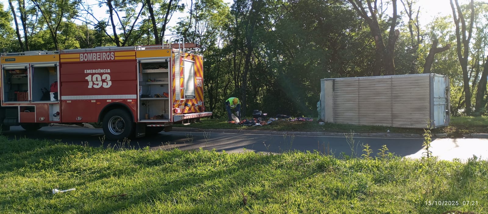 Bombeiros realizam resgate de mulher presa em ferragens após capotamento de furgão no trevo de Pinhalzinho