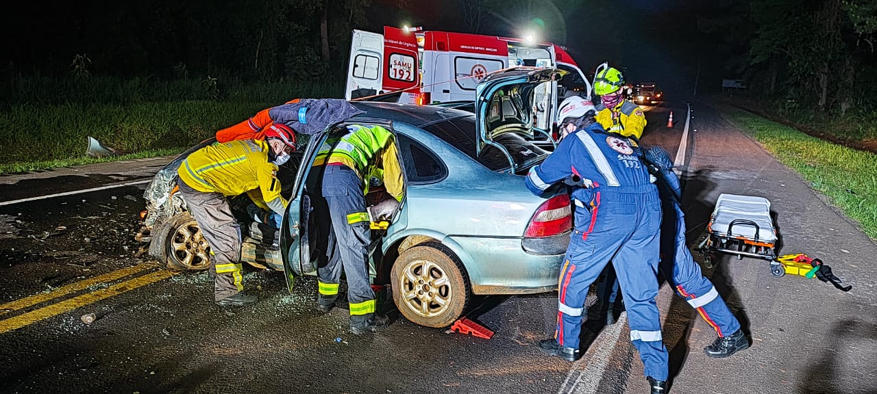 Bombeiros realizam complexo resgate após colisão frontal na BR-282 em Chapecó
