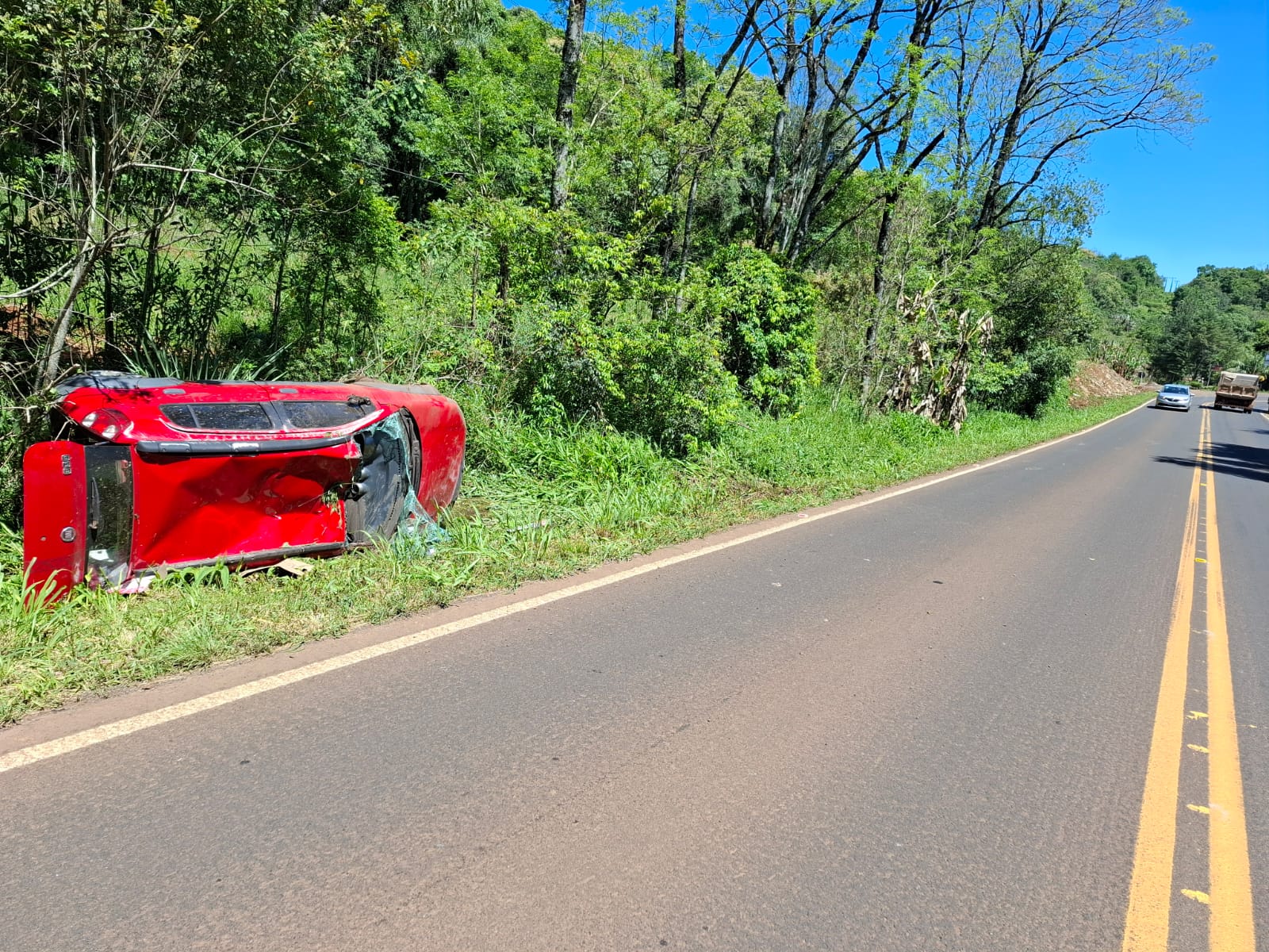 Mulher fere-se levemente após capotar Uno na SC-480 em Ipuaçu para evitar colisão frontal