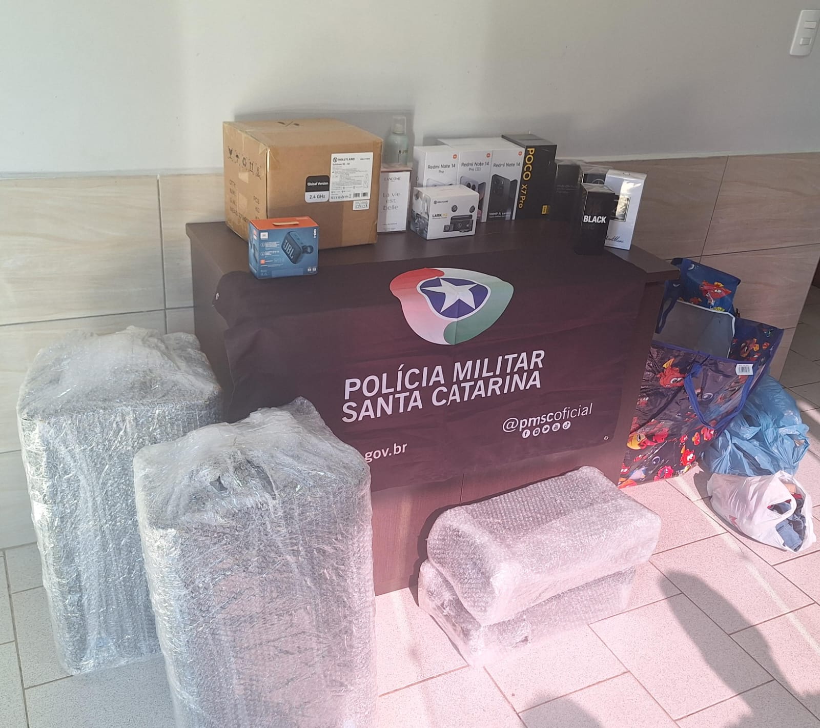 PMRv e Receita Federal apreendem R$ 24 mil em mercadorias estrangeiras em São Lourenço do Oeste